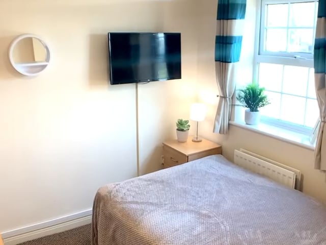Double  bedroom in a professional share Main Photo