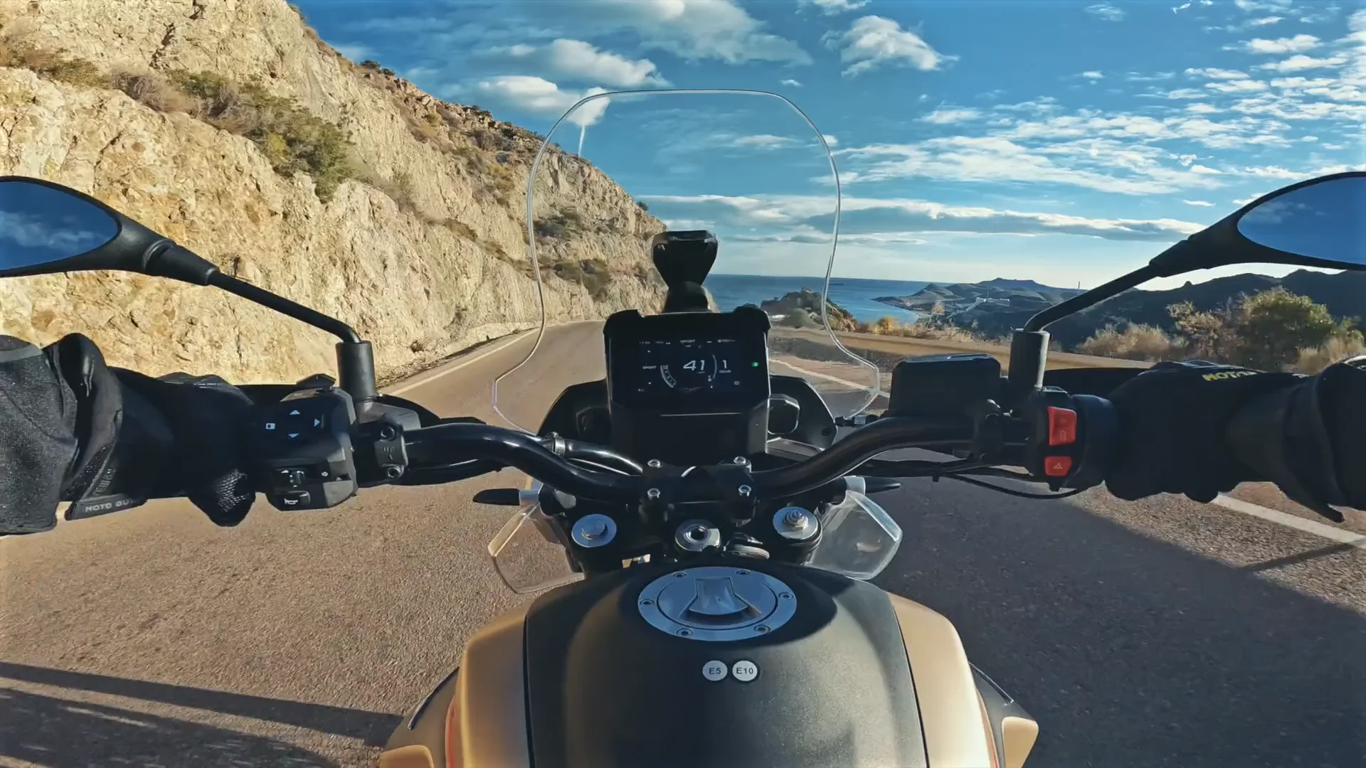 Moto Guzzi V85 TT Travel 850: price, consumption, colors