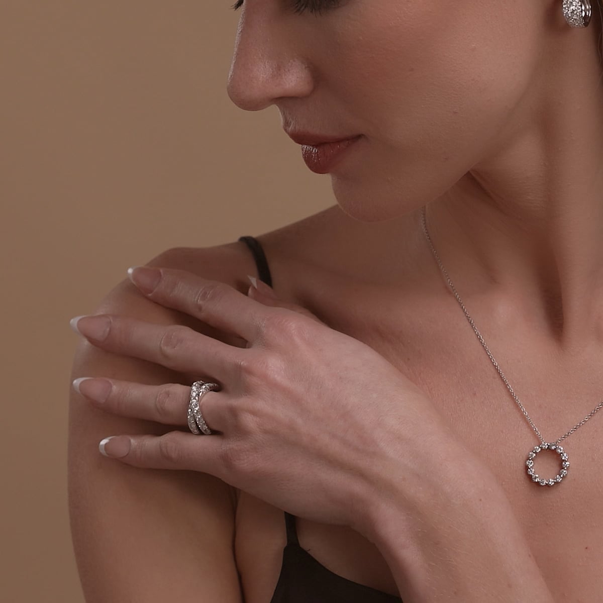 product video 2 for 2 ctw Round Lab Grown Diamond Crossover Fashion Band