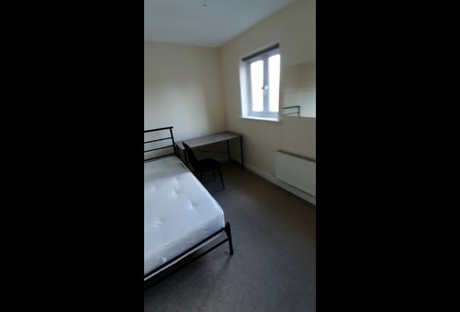 Spacious Double Bedroom close to city centre  Main Photo