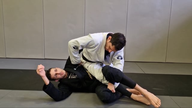 Passage de demi garde inversée en knee slide de l'autre coté