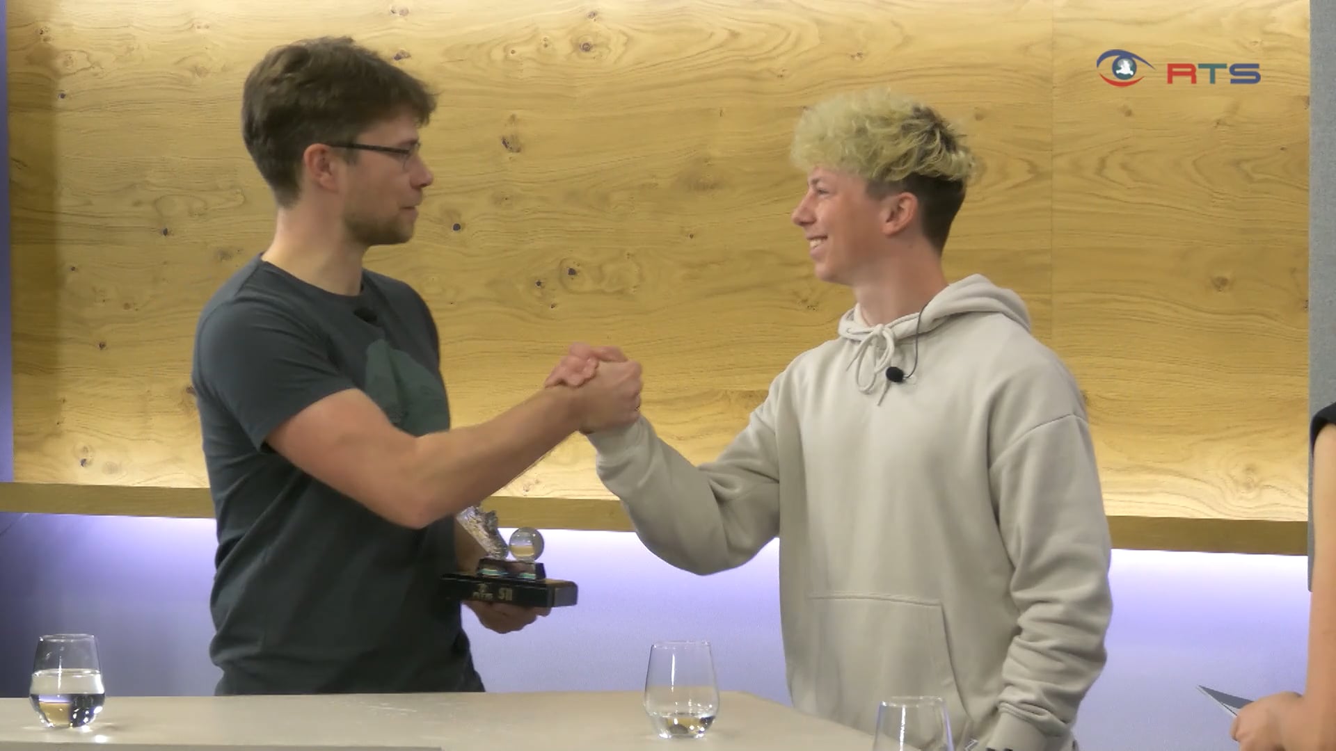das-tor-des-monats-maerz-lukas-kauba-sv-seekirchen-und-lukas-heinz-kollnberger-im-talk