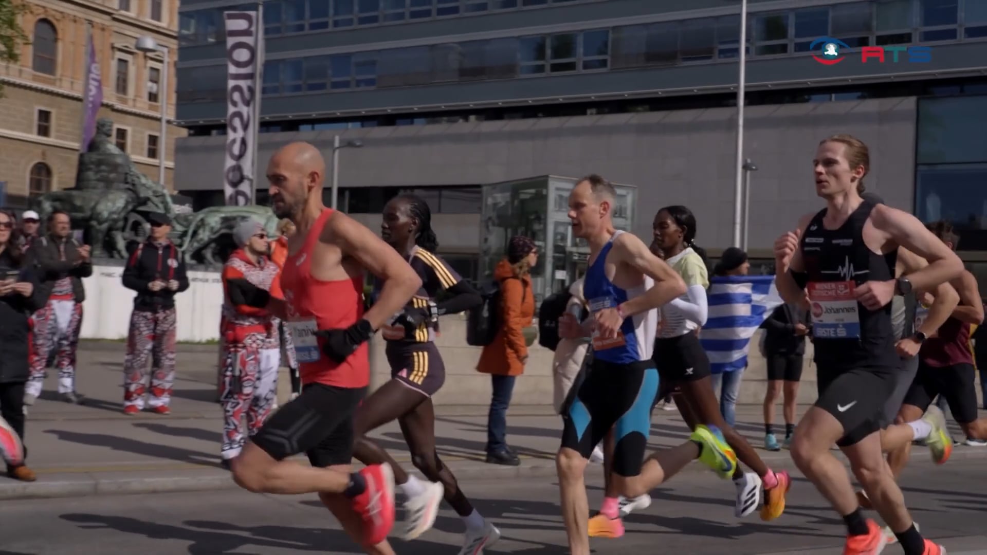 salzburger-jubelt-bei-vienna-city-marathon