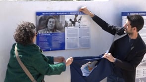 Una placa dedicada a Maria Àngels Anglada al cementiri mariner