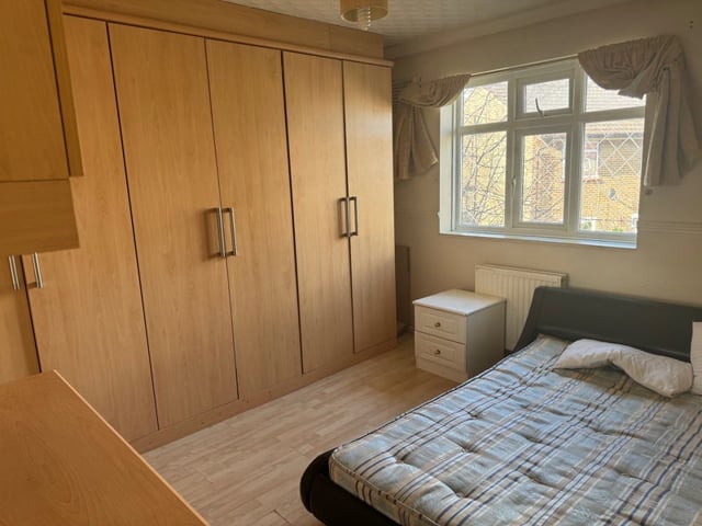 Spacious double room in a house share Main Photo