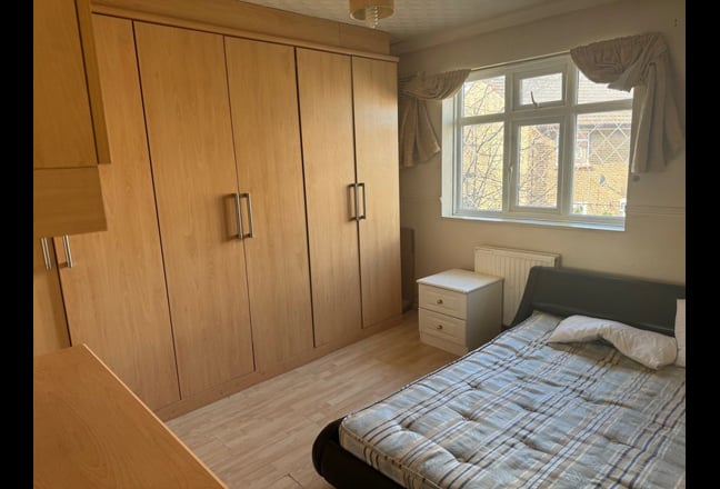 Spacious double room in a house share Main Photo