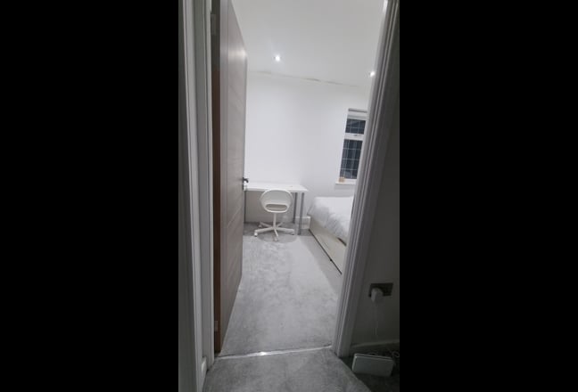 Modern single room available, Vegetarian  Main Photo