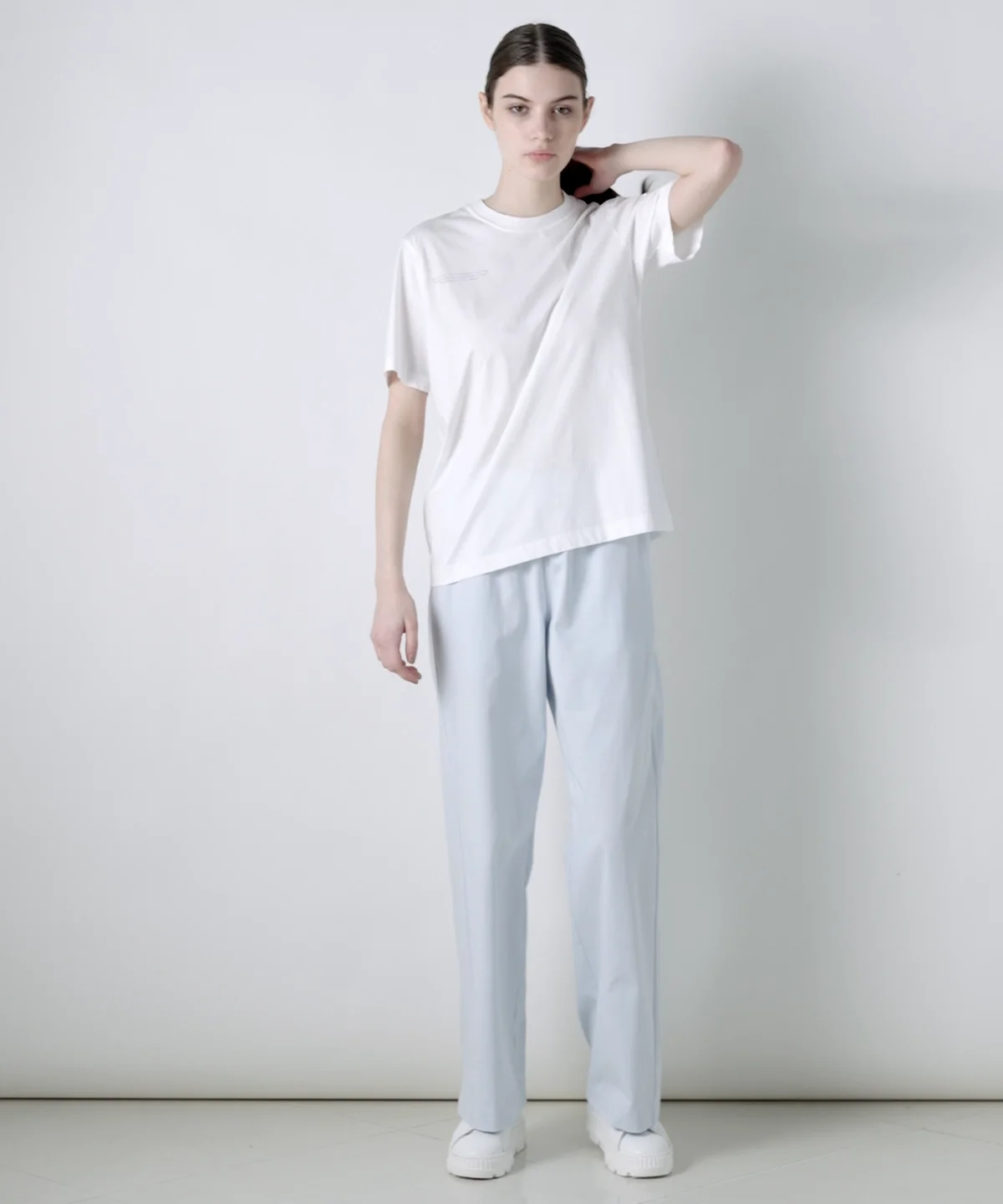 ESSENTIAL / バックロゴプリントTシャツ ESSENTIAL Night STORE