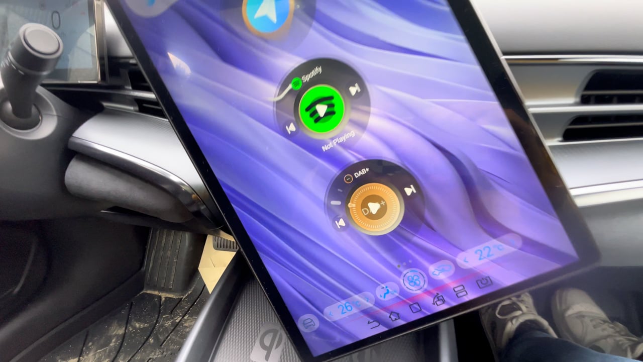 Vas zanima zakaj? Kitajci umikajo vrtljiv zaslon.