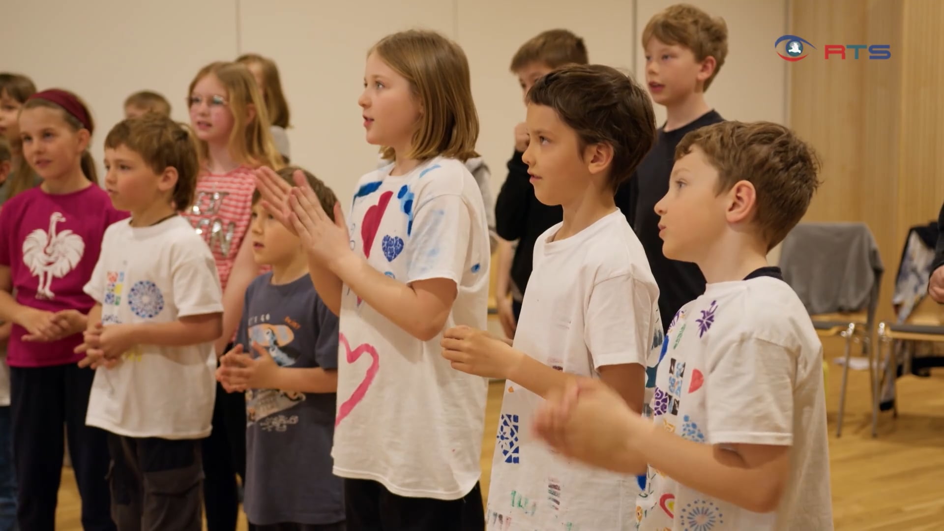 lungauer-fruehlingsstimmung-familien-beim-gemeinsamen-singen-in-zederhaus