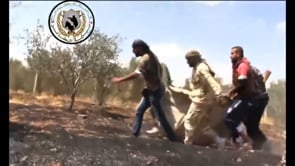 إسعاف أحد مصابين فرقة العشائر في جبهة تل الزعتر في ريف درعا