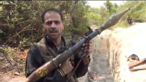 المقدم خالد الحمود أثناء اغتنام قاذف آر بي جي من قوات النظام في ريف إدلب