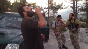 إفطار عناصر الجيش الحر مع العقيد مصطفى هاشم على احدى خطوط الجبهة في ريف اللاذقية