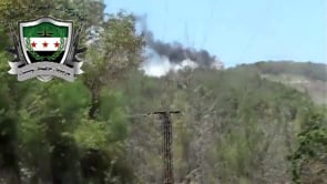 تصاعد الدخان من مرصد خربة سولاس جراء استهداف من قبل كتائب الهجرة الى الله في ريف اللاذقية