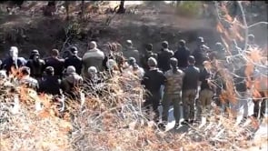 أداء صلاة الظهر والعصر من قبل كتيبتي عز الدين القسام وكتيبة أحرار جبلة المرابطين في احدى الجبهات في ريف اللاذقية