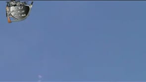 لحظة نزول طيارين حربيين بمظلتهما بعد أن تم اسقاط طائرة ميغ من قبل كتائب الجيش الحر في جبل الأكراد في ريف اللاذقية