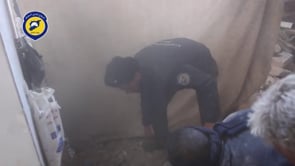 انتشال جثمان طفلة من تحت الأنقاض بعد الغارة الجوية على جسرين في ريف دمشق