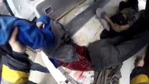 إخلاء الشهداء والجرحى بعد القصف الجوي على السوق الشعبي في حمورية من قبل النظام