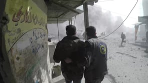 إخلاء المدنيين المصابين جراء القصف الجوي على السوق الشعبي في مدينة دوما في محافظة دمشق من قبل النظام