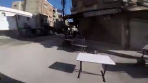 إخلاء أحد المدنيين المصابين جراء القصف المدفعي على السوق الشعبي في مدينة دوما من قبل النظام