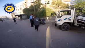 إخلاء المصابين من المنطقة المستهدفة بصواريخ محملة بقنابل عنقود