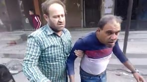 إخلاء المصابين بعد قصف مدفعي استهدف السوق الشعبي في مدينة حمص من قبل النظام