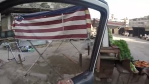 إخلاء المصابين من السوق الشعبي الذي تعرض للقصف في مدينة دوما من قبل النظام