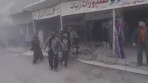 إخلاء مصابين بينهم امرأة وطفل جراء القصف المدفعي على السوق الشعبي في كفربطنا من قبل فرق الدقاع المدني