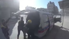 إخلاء مصاب جراء القصف بصواريخ محملة بقنابل عنقودية على مدينة دوما