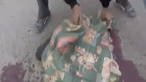 إخلاء شخص قتل جراء القصف المدفعي على السوق الشعبي في مدينة كفربطنا من قبل النظام