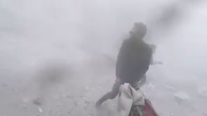 إخلاء شهيد بعد غارة جوية استهدفت السوق الشعبي في مدينة حمورية من قبل النظام