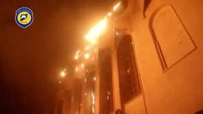 إخماد حريق نشب نتيجة القصف الجوي بصواريخ محملة بالنابالم على مدينة دوما في ريف دمشق