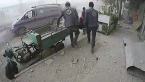 جانب من عمليات إخلاء الجرحى جراء إستهداف الٱحياء السكنية والسوق الشعبي براجمات الصواريخ من قبل النظام في مدينة دوما