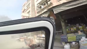 فريق الدفاع المدني يقوم على إخلاء المصابين بعد استهداف السوق الشعبي من قبل النظام في مدينة دوما