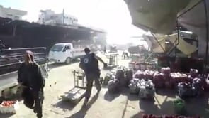 فرق الدفاع المدني تعمل على إخلاء الجرحى بعد القصف المدفعي المزدوج على السوق الشعبي في مدينة دوما في ريف دمشق