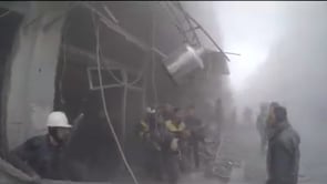 عمل فرق الدفاع المدني على إخلاء الجرحى جراء القصف الجوي على السوق الشعبي في مدينة عربين من قبل النظام