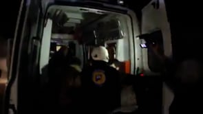 عمل فرق الدفاع المدني على إخلاء المرضى والإطفال من مشفى معرة النعمان بعد إستهدافه من قبل الطيران الحربي الروسي