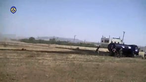 لحظة قصف سيارة اﻷطفاء بالقذائف في الرستن في محافظة حمص من قبل النظام