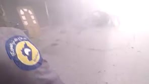 لحظات من عمل فرق الدفاع المدني على إخلاء طفل مصاب من المنطقة المستهدفة بغارة جوية محملة بصواريخ مظلية في مدينة حمورية