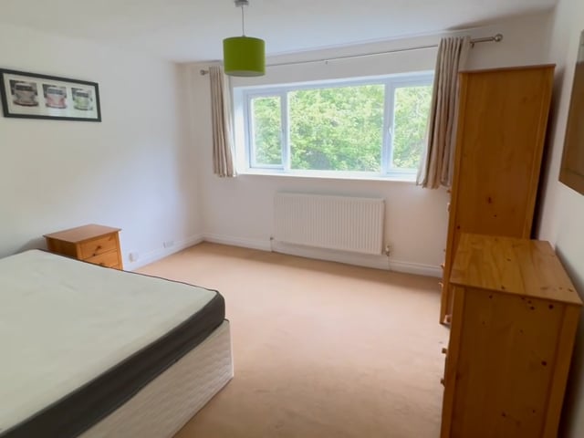 A Spacious Double Room Available in Large House Main Photo