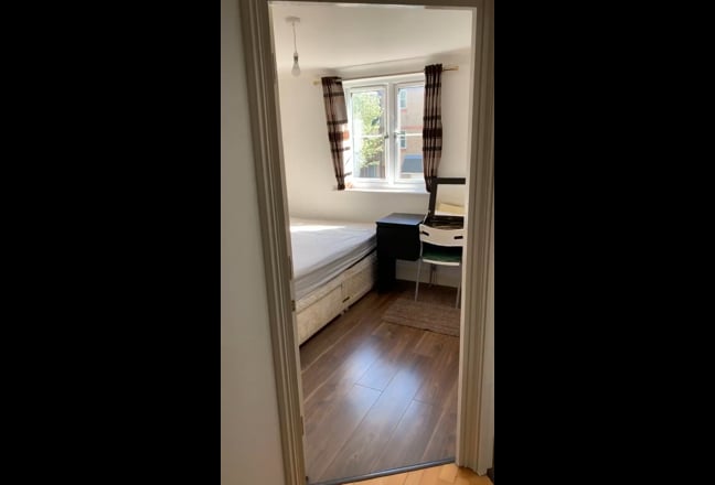Double Room &pound;185 per Weeks Canray Whart Dockland  Main Photo