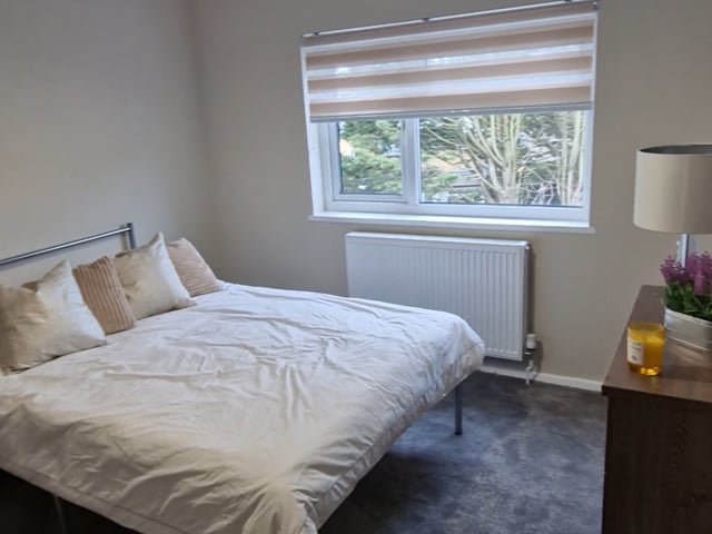 Luxurious Large Double Room Cose to Town Centre Main Photo