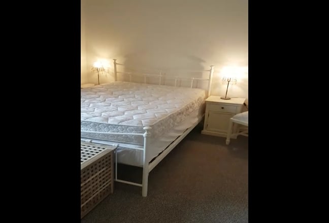 Huge Double with Seating Area Couples Welcome. Main Photo