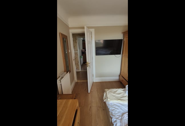 Double bedroom in a nice 3bed flat Main Photo