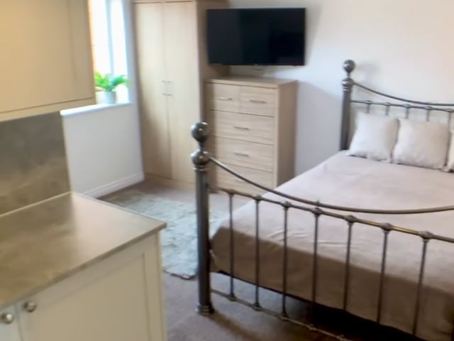 Double large en-suite  room, professional share Main Photo