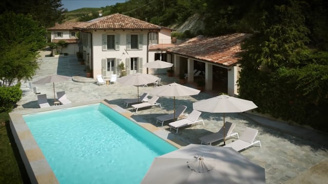Exquisite mansion among the vineyards of Langa and Monferrato