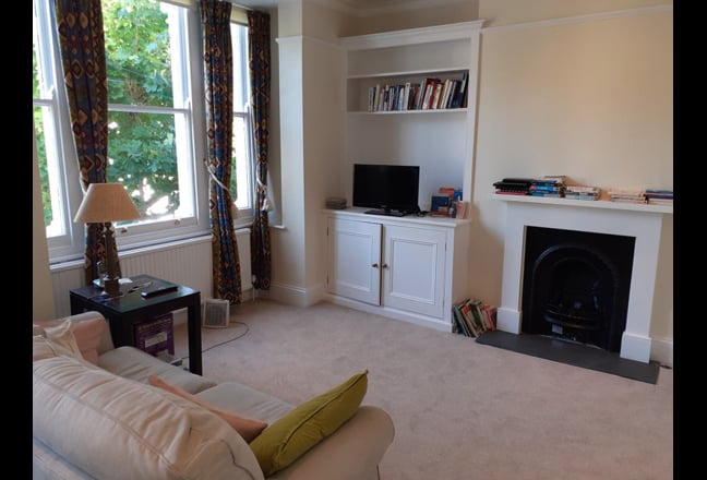 Attractive 2 bed maisonette 5 minutes from tube Main Photo