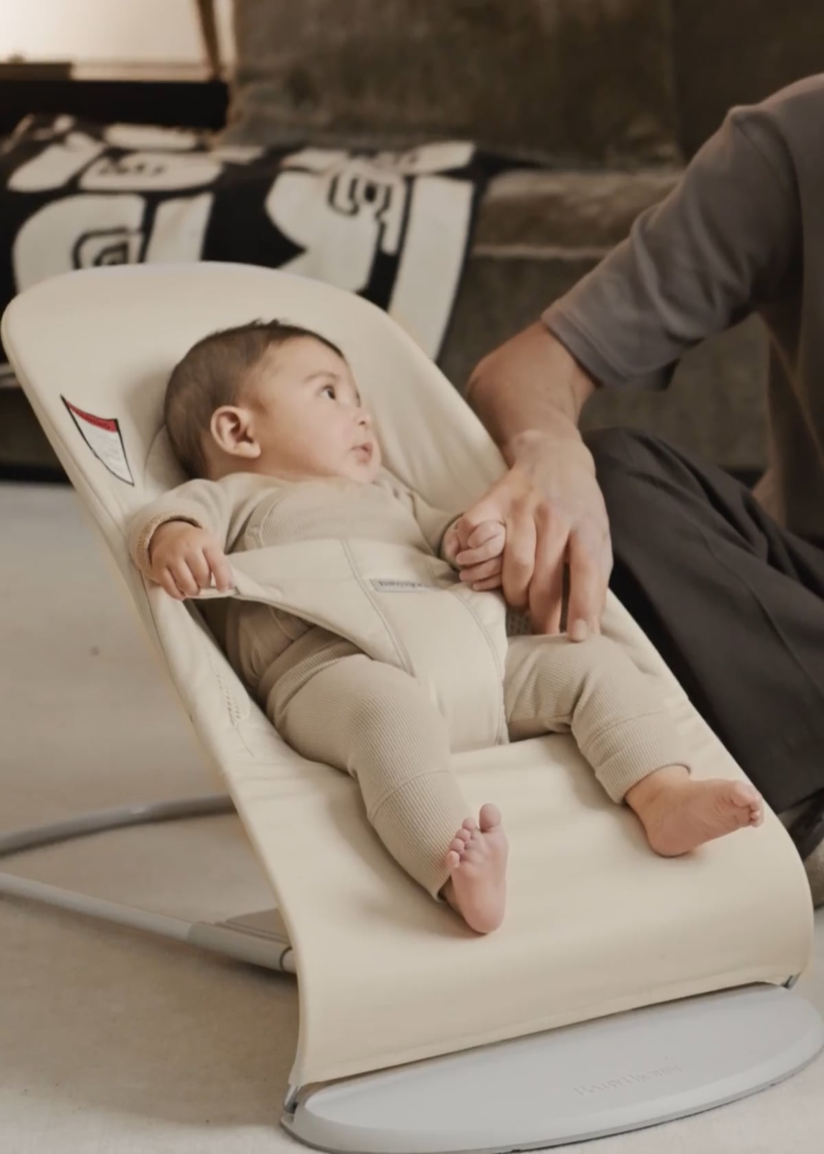 Us-Bouncer-Balance-Soft-Trifabric-Lifestyle-Video-Babybjorn