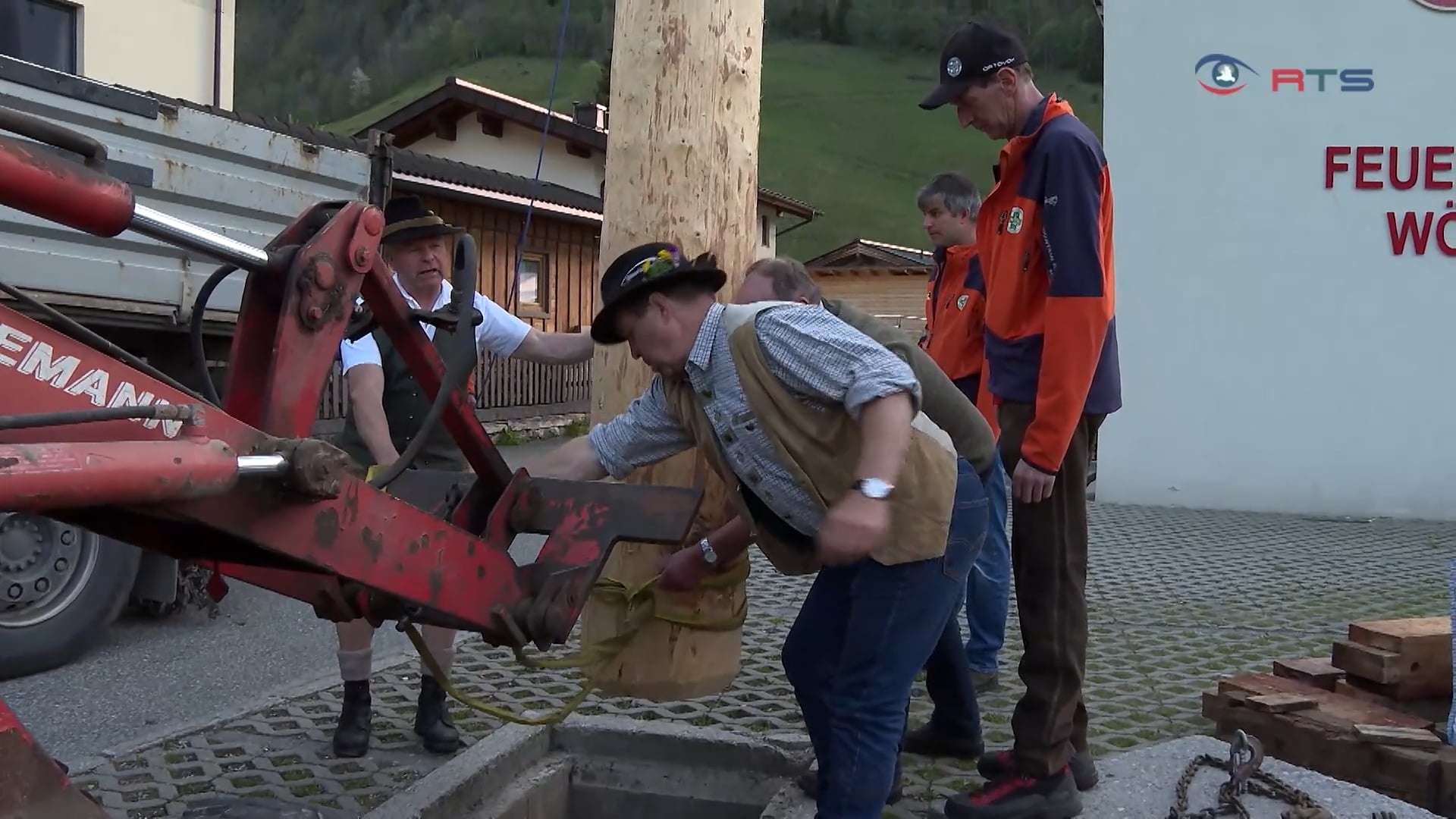 freiwillige-feuerwehr-und-bergrettung-packen-beim-maibaumaufstellen-im-rauriser-ortsteil-woerth-an