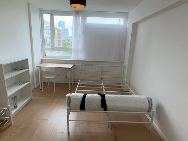 Spacious Double Room in ZONE 1 - All Bills Incl.  Main Photo